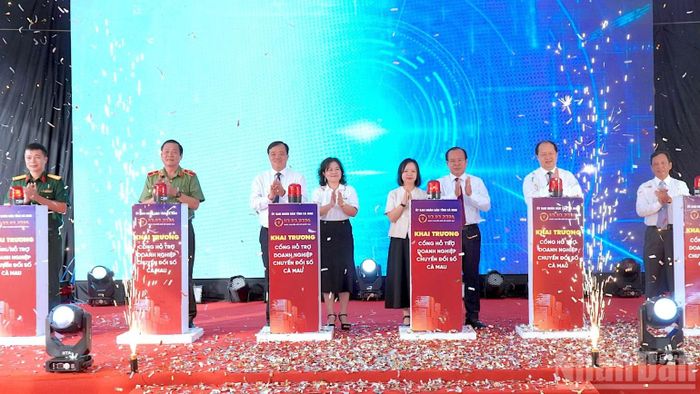 Lãnh đạo tỉnh Cà Mau và đại diện Bộ Khoa học và Công nghệ thực hiện nghi thức khai trương “Cổng hỗ trợ doanh nghiệp chuyển đổi số Cà Mau”. (Ảnh: HỮU TÙNG)