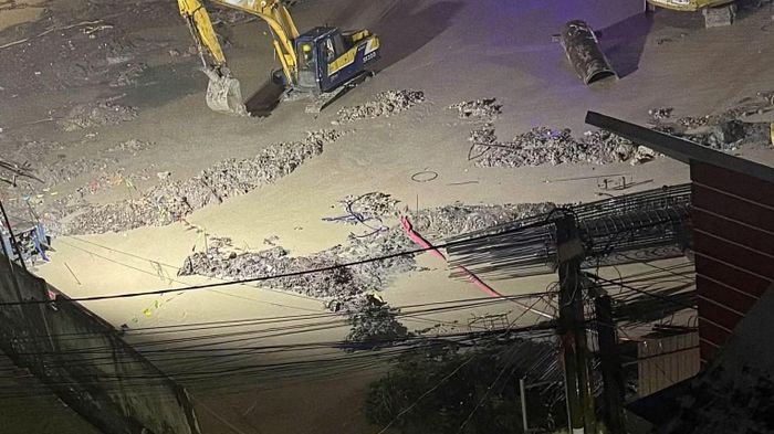 Sau khi tường rào vỡ, bùn đất từ trong dự án tràn vào khu dân cư. (Ảnh: CTV)