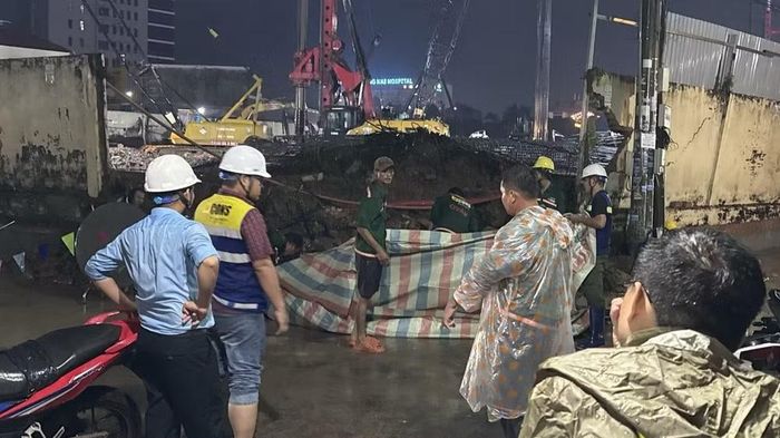 Khu vực tường rào bị vỡ trong tối 7/10 khiến bùn đất bên trong dự án tràn vào khu dân cư. (Ảnh: CTV)