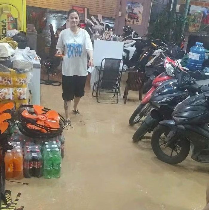 Bùn đất tràn vào nhà người dân. (Ảnh: CTV)