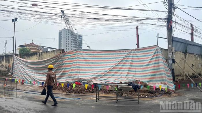 Khu vực tường rào vỡ đã được che chắn lại trong ngày 8/10. (Ảnh: THIÊN VƯƠNG)