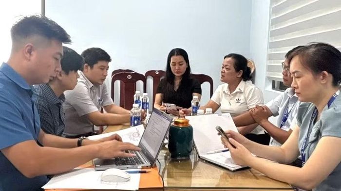 Ủy ban nhân dân phường Tam Hiệp tổ chức làm việc với các đơn vị liên quan để khắc phục sự cố. (Ảnh: CTV)