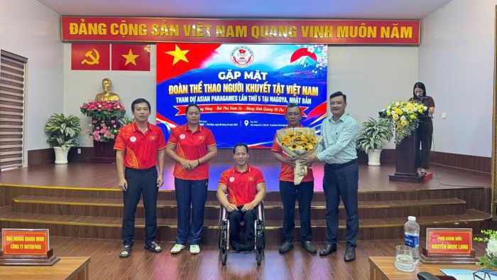 Trung tâm Huấn luyện Thể thao quốc gia Thành phố Hồ Chí Minh tặng hoa các vận động viên, huấn luyện viên của Đoàn Thể thao người khuyết tật Việt Nam.