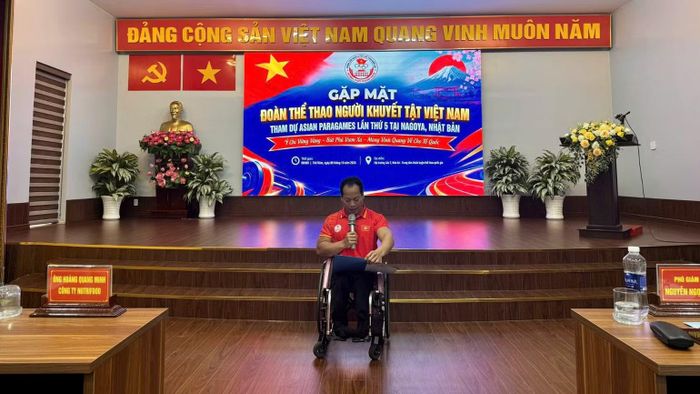 Lực sĩ Lê Văn Công, Đội tuyển Cử tạ người khuyết tật Việt Nam thay mặt các vận động viên phát biểu. (Ảnh: NGỌC LINH)