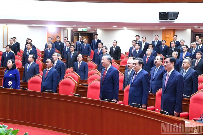 Các đồng chí lãnh đạo Đảng, Nhà nước và các đại biểu thực hiện nghi lễ chào cờ tại phiên bế mạc hội nghị.