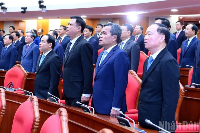 Các đại biểu thực hiện nghi lễ chào cờ tại phiên bế mạc hội nghị.
