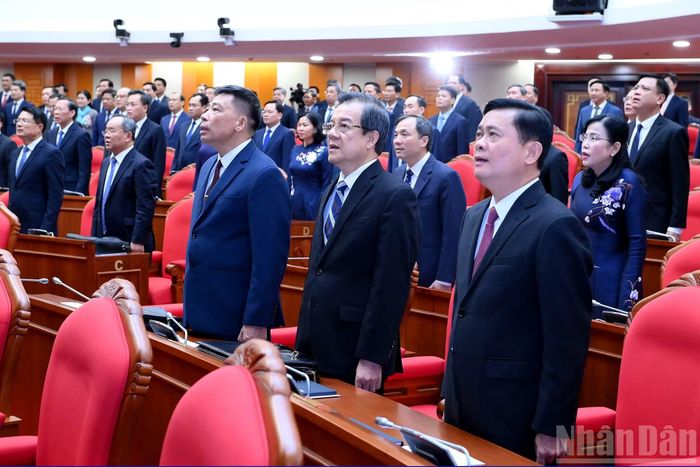 Các đại biểu thực hiện nghi lễ chào cờ tại phiên bế mạc hội nghị.