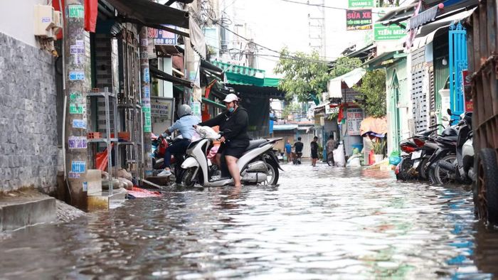 Mưa và ngập kéo dài khiến nhiều hộ dân sinh sống tại hẻm 39 và 41 đường Công Nghệ Mới, xã Tân Vĩnh Lộc phải chật vật vì nước mưa lưu trong hẻm gần 1 tuần vẫn chưa rút. (Ảnh: VÕ LÊ)