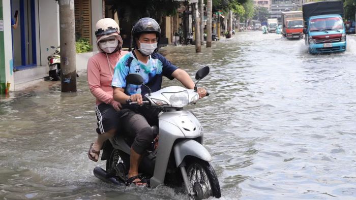 Ngập sâu trên tuyến đường Nguyễn Văn Khối. (Ảnh: VÕ LÊ)