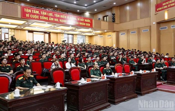 Hơn 300 cán bộ, giảng viên, bác sĩ, học viên, sinh viên của Học viện Quân y tham gia buổi tập huấn.