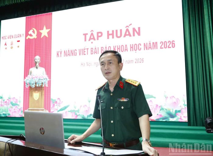 Đại tá, Giáo sư, Tiến sĩ Nguyễn Duy Bắc, Phó Giám đốc Học viện Quân y phát biểu khai mạc tập huấn.
