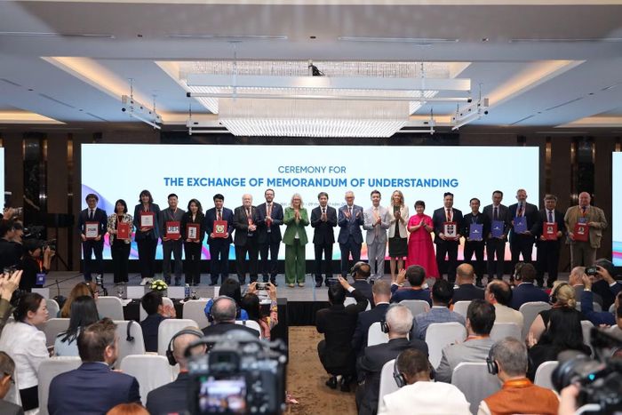 Các cơ quan, cơ sở giáo dục và doanh nghiệp ký kết, trao biên bản ghi nhớ hợp tác tại Hội nghị. )Ảnh: NGUYỄN MẠNH)