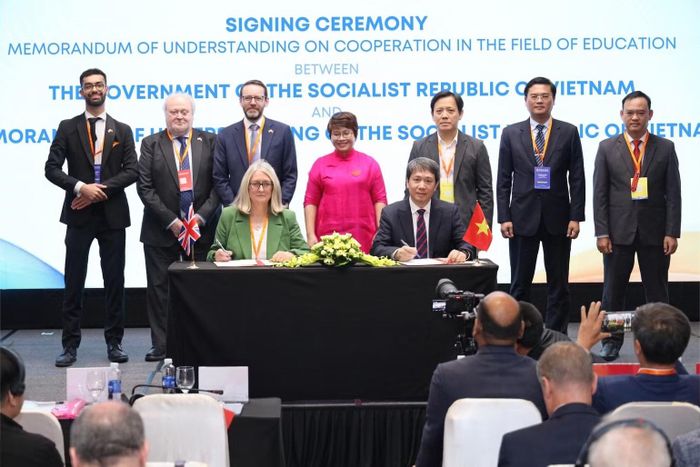 Nữ Nam tước Jacqueline Smith, Quốc vụ Khanh, Bộ Giáo dục Vương quốc Anh và Thứ trưởng Giáo dục và Đào tạo Phạm Quang Hưng ký kết biên bản ghi nhớ hợp tác tại Hội nghị. (Ảnh: NGUYỄN MẠNH)