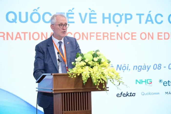 Ông Stefaan Hermans, Tổng Cục trưởng phụ trách Hợp tác quốc tế, Giáo dục, Thanh niên, Thể thao và Văn hóa của Ủy ban châu Âu phát biểu. (Ảnh: NGUYỄN MẠNH)