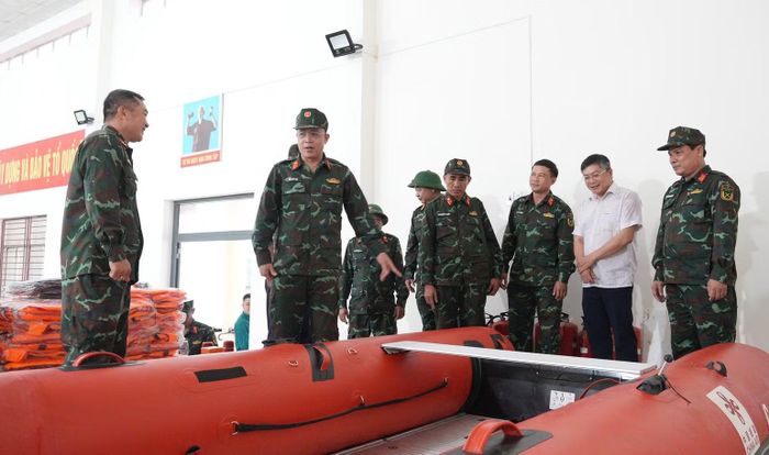 Đại tá Trần Hữu Ích kiểm tra phương tiện, vật chất bảo đảm cho nhiệm vụ phòng, chống lụt bão tại xã Phước Giang. (Ảnh: TD)