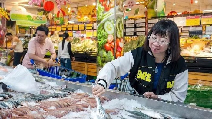 Người dân mua thực phẩm tại siêu thị Co.opmart Cống Quỳnh, Thành phố Hồ Chí Minh. (Ảnh: HỮU HẠNH)