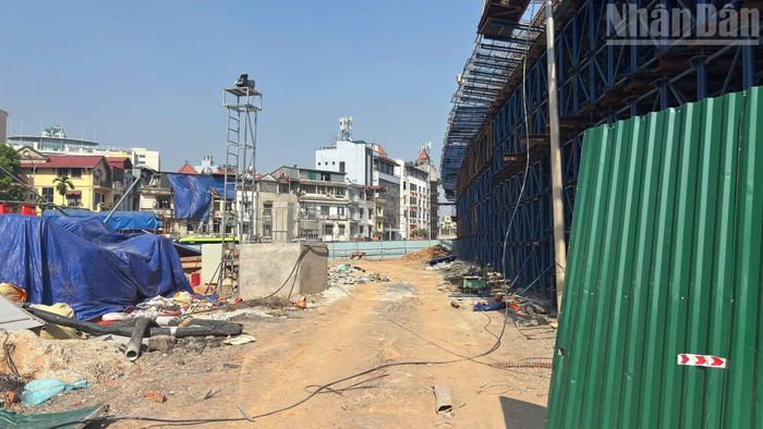 Các nhà thầu đang tập trung chuyển từ thi công phần móng, mố, trụ sang kết cấu phía trên, trong đó công tác lắp dựng và thi công các nhịp dầm được xác định là nhiệm vụ trọng tâm trong giai đoạn hiện nay.