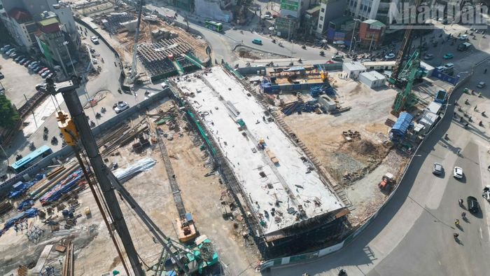 Cầu vượt Nguyễn Chí Thanh có 6 nhịp, kết cấu dầm hộp bản rỗng bê-tông cốt thép dự ứng lực, rộng khoảng 18m, phục vụ 4 làn xe hai chiều, tổng chiều dài khoảng 220,7m.