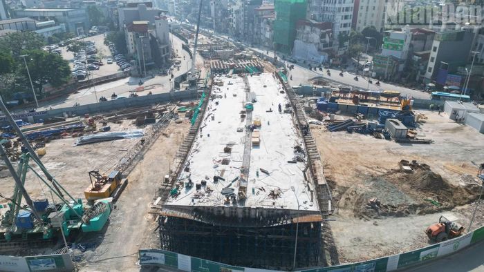 Theo ghi nhận của phóng viên tại nút giao Nguyễn Chí Thanh, hiện nhà thầu đang tập trung thi công các nhịp dầm.