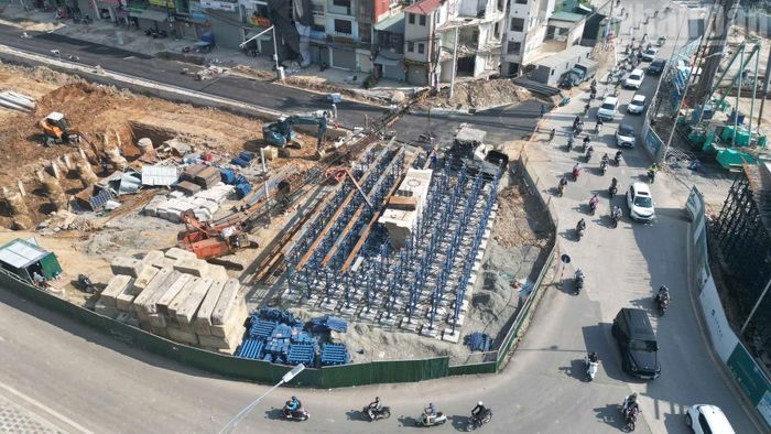 Những ngày đầu tháng 10, trên công trường xây dựng hai cầu vượt thuộc dự án Vành đai 1 đoạn Hoàng Cầu-Voi Phục, nhiều mũi thi công được tổ chức đồng thời.
