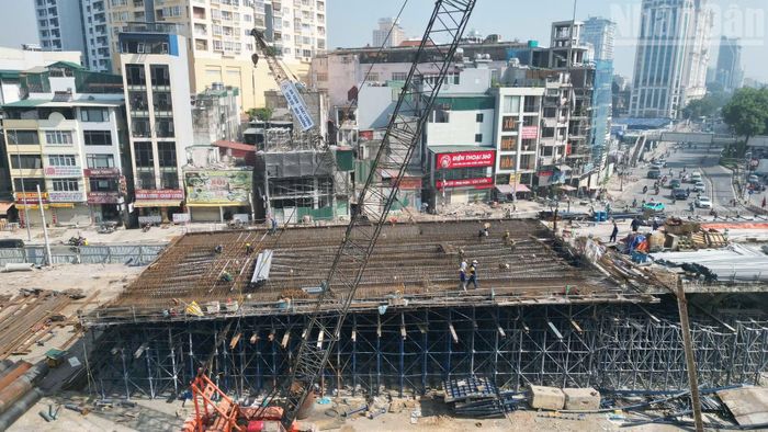 Trong khi đó, tại nút giao Láng Hạ-Giảng Võ, các kỹ sư, công nhân đang triển khai nhiều mũi thi công với hệ thống máy móc, thiết bị được bố trí phù hợp điều kiện mặt bằng đô thị chật hẹp.