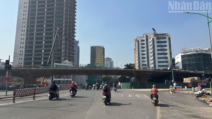 Thi công hai cầu vượt tại khu vực đông phương tiện đòi hỏi tổ chức giao thông hợp lý, bảo đảm an toàn và hạn chế ảnh hưởng đi lại.