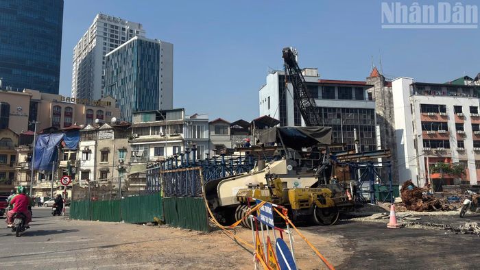Cùng với kết cấu chính, các hạng mục tường chắn, đường đầu cầu, hệ thống chiếu sáng và công trình phụ trợ cũng được triển khai song song.