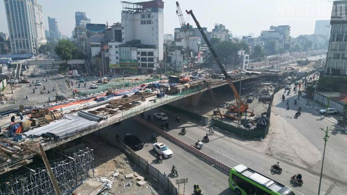 Cầu vượt Láng Hạ-Giảng Võ được thiết kế gồm 7 nhịp dầm, rộng 18m, quy mô 4 làn xe hai chiều, tổng chiều dài khoảng 250,7m.