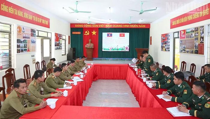 Các đại biểu tham gia lễ ký kết nghĩa giữa các trạm hai bên biên giới Việt Nam-Lào. (Ảnh: PHAN THẢO)