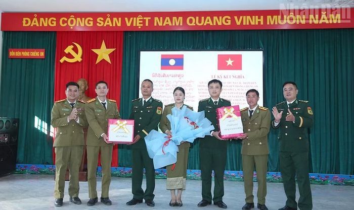 Công an huyện Xiengkhor, tỉnh Houaphanh, nước bạn Lào tặng quà cho Đồn Biên phòng Chiềng On. (Ảnh: PHAN THẢO)