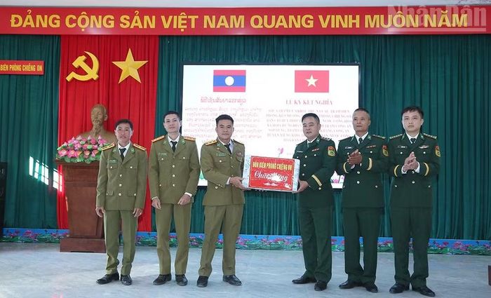 Đồn Biên phòng Chiềng On, Ban Chỉ huy Bộ đội Biên phòng tỉnh Sơn La tặng quà cho Công an huyện Xiengkhor, tỉnh Houaphanh, nước bạn Lào. (Ảnh: PHAN THẢO)