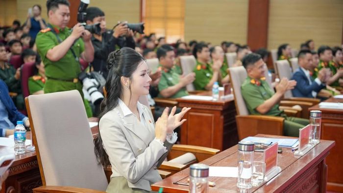Bà Annie Quỳnh Anh trong sự kiện chia sẻ kiến thức an ninh mạng cho cán bộ, chiến sĩ Bộ Tư lệnh Cảnh sát cơ động. (Ảnh: NVCC)