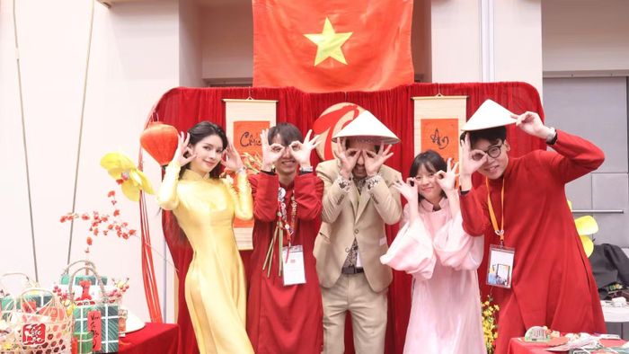 Không gian trưng bày văn hóa truyền thống Việt Nam trong một triển lãm tại Nhật Bản. (Ảnh: NVCC)