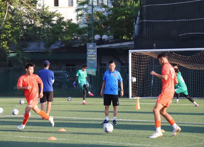 Huấn luyện viên Hoàng Anh Tuấn theo sát các học trò. (Ảnh: VFF)