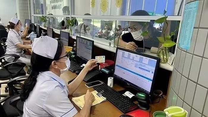 Người dân sử dụng căn cước để tra cứu thông tin bảo hiểm y tế. (Ảnh: Công an tỉnh Thanh Hóa)
