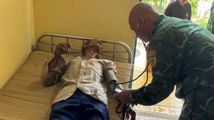 Ông Điểu Cầm được cán bộ y tế Đồn Biên phòng Lộc Thành kiểm tra sức khỏe. (Ảnh: HA)