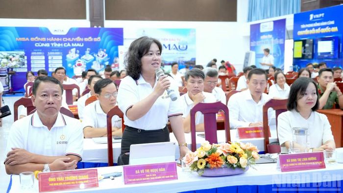 Phó Chủ tịch Ủy ban Mặt trận Tổ quốc Việt Nam tỉnh Cà Mau Võ Thị Ngọc Hân (đứng) chia sẻ ý kiến tham luận tại hội thảo. (Ảnh: HỮU TÙNG)
