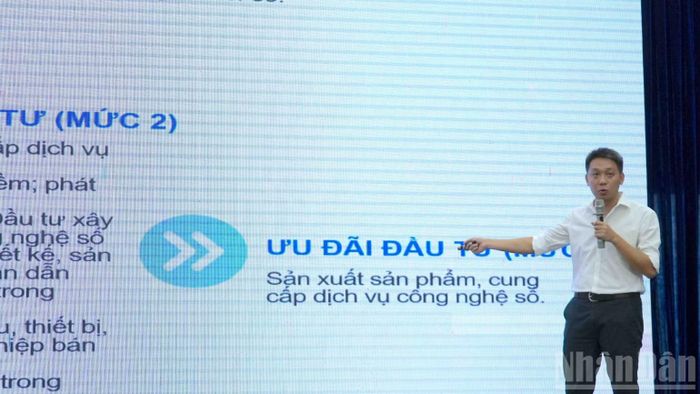 Chia sẻ của chuyên gia tại hội thảo liên quan ứng dụng AI trong quản lý, điều hành. (Ảnh: HỮU TÙNG)