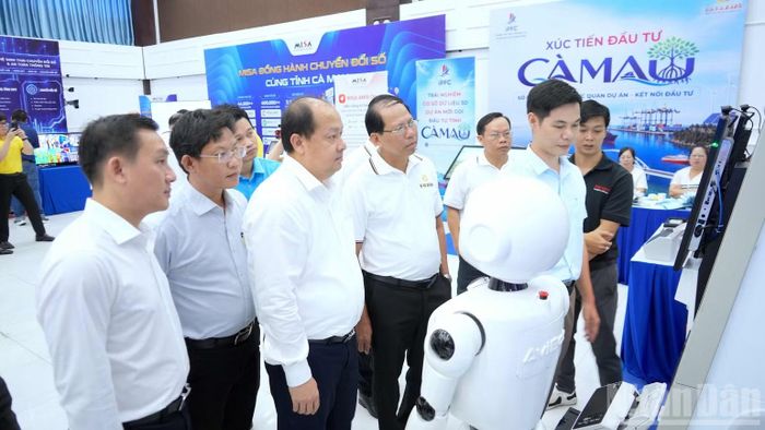 Đại biểu tham quan, trải nghiệm robot AI phục vụ hành chính công bên lề hội thảo. (Ảnh: HỮU TÙNG)