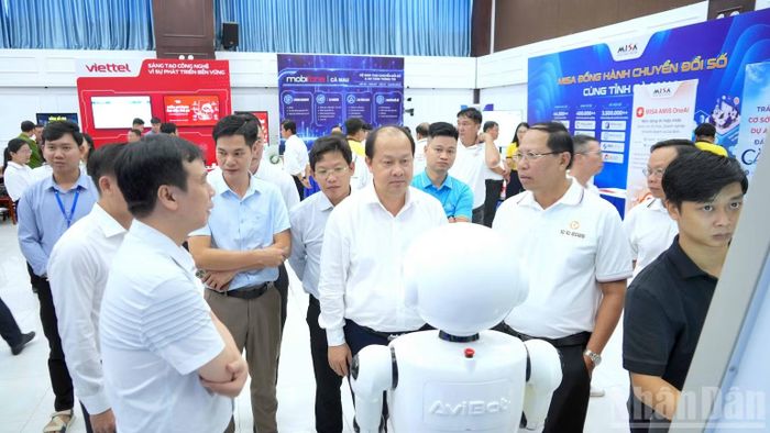 Các chuyên gia tại hội thảo tham quan không gian trưng bày robot AI phục vụ hành chính công bên lề hội thảo. (Ảnh: HỮU TÙNG)