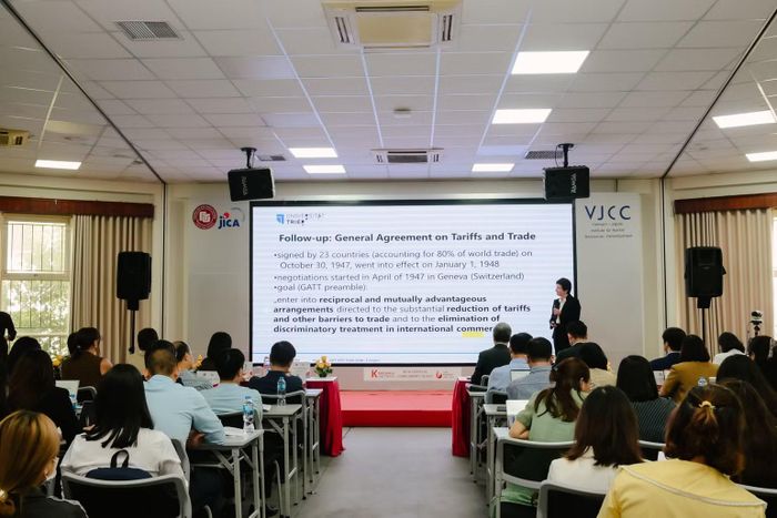 Giáo sư Xenia Matschke, Đại học Trier, Cộng hòa Liên bang Đức trình bày tham luận với chủ đề Sự hình thành và khủng hoảng của trật tự thương mại GATT - WTO. (Ảnh: FTU)
