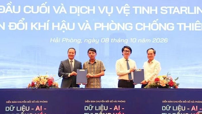 Sở Khoa học và Công nghệ thành phố Hải Phòng và Công ty trách nhiệm hữu hạn Starlink Services Việt Nam bàn giao thiết bị đầu cuối và dịch vụ vệ tinh Starlink cho đặc khu Bạch Long Vỹ và đặc khu Cát Hải. (Ảnh: XUÂN TRƯỜNG)