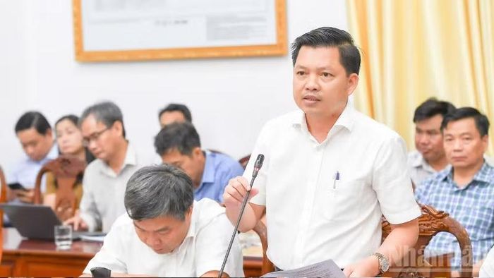 Lãnh đạo các sở, ngành của thành phố Cần Thơ trả lời những vấn đề báo chí đặt ra. (Ảnh: VĂN ÚT)