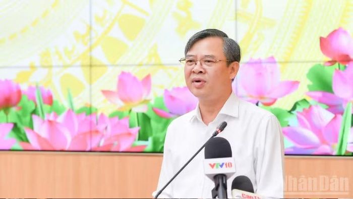 Ông Trương Cảnh Tuyên, Chủ tịch Ủy ban nhân dân thành phố Cần Thơ phát biểu tại họp báo. (Ảnh: VĂN ÚT)