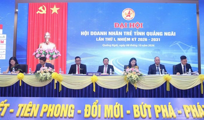 Đoàn Chủ tịch điều hành Đại hội.(Ảnh: HIỂN CỪ)