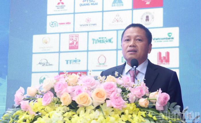 Chủ tịch Hội Doanh nhân trẻ tỉnh Quảng Ngãi Vy Nhất Trường phát biểu khai mạc Đại hội. (Ảnh: HIỂN CỪ)