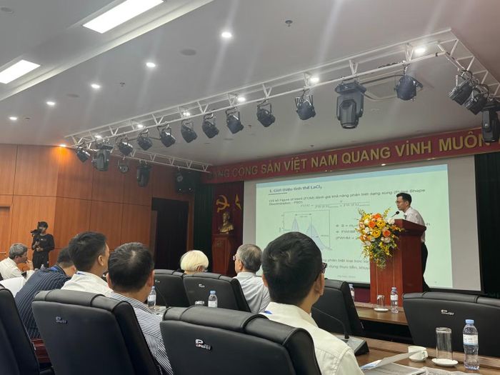 Một nhà khoa học trẻ báo cáo kết quả nghiên cứu tại hội nghị. (Ảnh: Hà Linh)