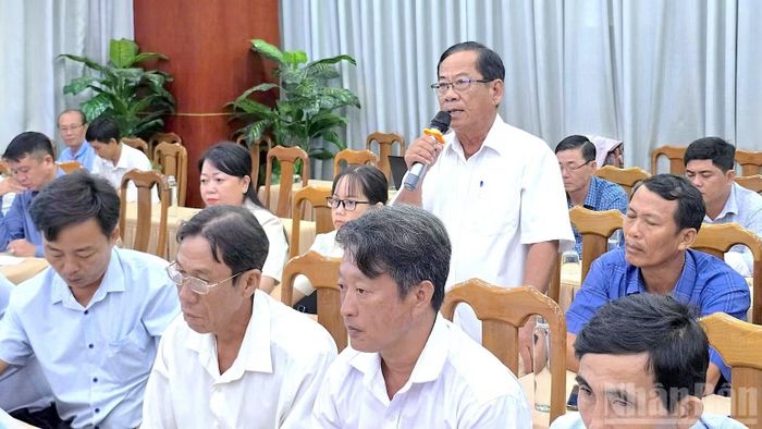 Đại diện hội viên nông dân Cà Mau nêu những trăn trở về đầu ra nông sản và kiến nghị tháo gỡ rào cản tín dụng tại hội nghị đối thoại. (Ảnh: HỮU TÙNG)