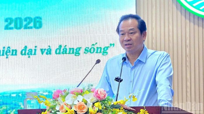 Phó Giám đốc Sở Công thương tỉnh Cà Mau Dương Vũ Nam giải đáp những trăn trở, kiến nghị của nông dân tại buổi đối thoại. (Ảnh: HỮU TÙNG)