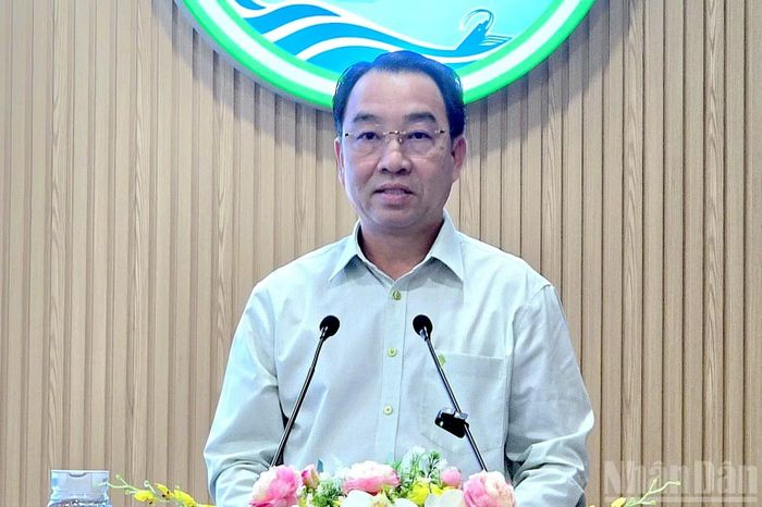 Phó Bí thư Tỉnh ủy, Chủ tịch Ủy ban nhân dân tỉnh Cà Mau Lữ Quang Ngời phát biểu ý kiến định hướng, kết luận tại hội nghị đối thoại với nông dân Cà Mau. (Ảnh: HỮU TÙNG)
